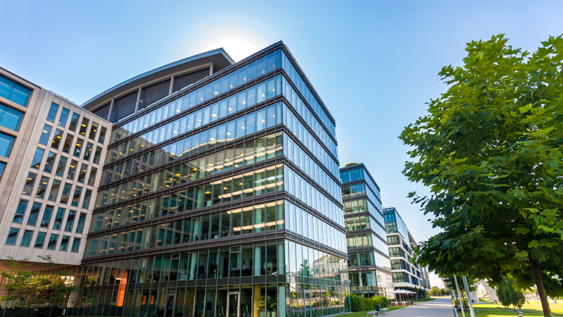 中山品上照明有限公司成立于2004年，2014年5月19日與珈偉新能源股份有限公司（證券代碼：300317）簽署股權轉讓協議，正式成為其旗下子公司和照明主品牌。

品上照明是一家集生產、研發、銷售于一體的專業LED照明企業。多年來，品上照明一直堅持以商業照明為核心，輔以公建照明、家居照明、戶外照明，以核心產品帶動全面發展。雄厚的研發實力及不斷升級的LED照明產品線，為高品質LED產品的產出提供了有力的保障。
產品主要包括：天花燈、射燈、筒燈、吸頂燈、洗墻燈、LED光源及智能控制系統等。